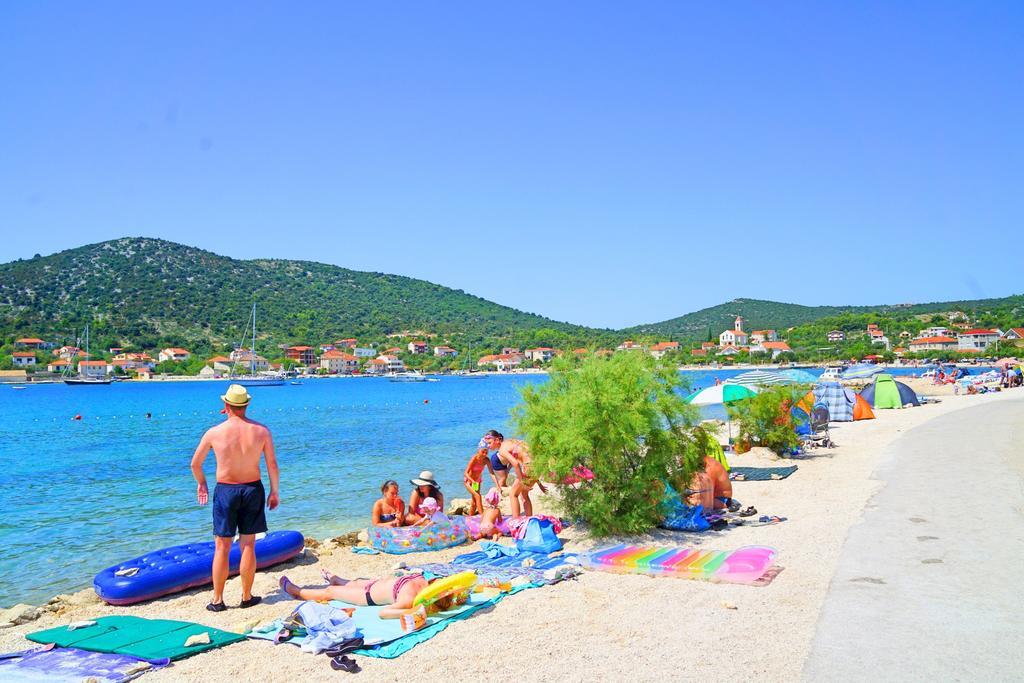 Apartments Borozan Vinišće Eksteriør billede